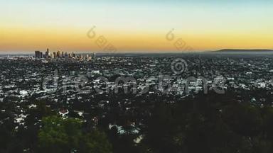 4k时间推移电影剪辑洛杉矶航空日落面对洛杉矶市中心天际线黄昏与史诗粉色